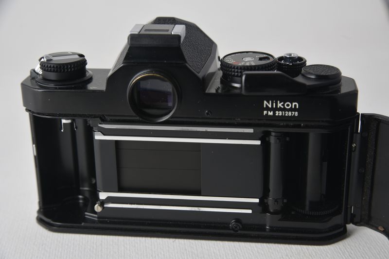 Nikon FM negra primera serie grabada afbeelding 8