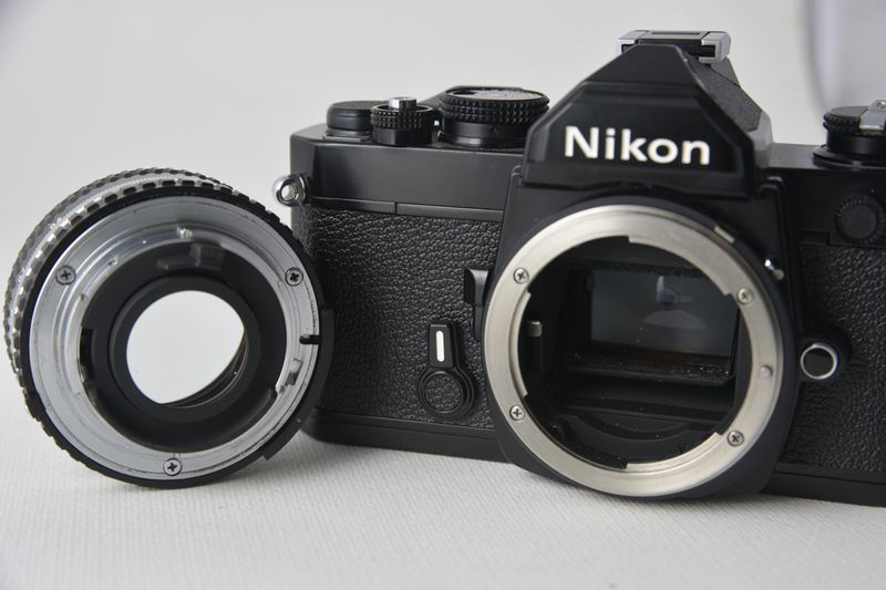 Nikon FM negra primera serie grabada afbeelding 7