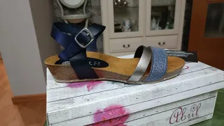 Sandalias de piel azul marino y plateado