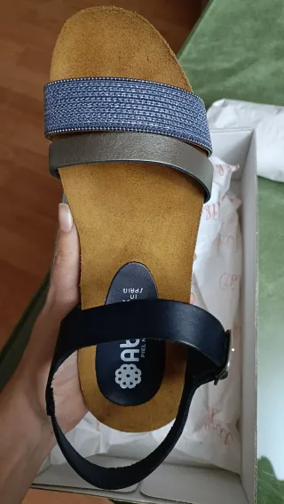 Sandalias de piel azul marino y plateado