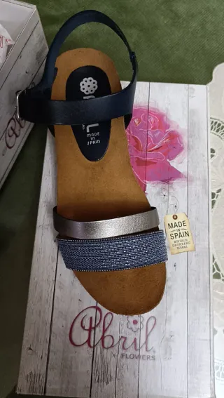 Sandalias de piel azul marino y plateado
