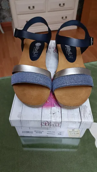 Sandalias de piel azul marino y plateado