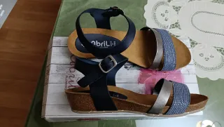 Sandalias de piel azul marino y plateado