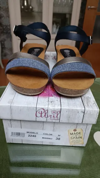 Sandalias de piel azul marino y plateado
