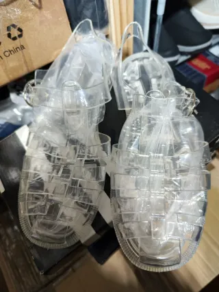 Sandalias cangrejeras transparentes
