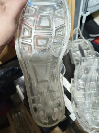 Sandalias cangrejeras transparentes