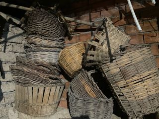 Cestas de mimbre y madera