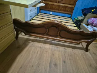 Cama madera clásica cabecero tallado somier