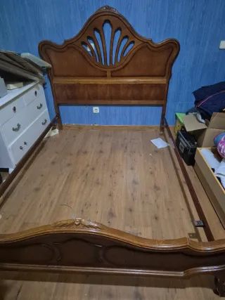 Cama madera clásica cabecero tallado somier