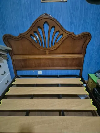 Cama madera clásica cabecero tallado somier