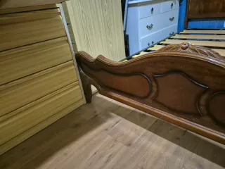 Cama madera clásica cabecero tallado somier