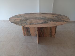 Mesa redonda de mármol portugués