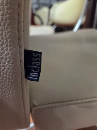 Sillón de oficina beige con ruedas