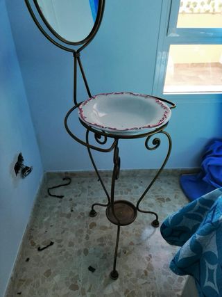 Palangana antigua con pie y espejo