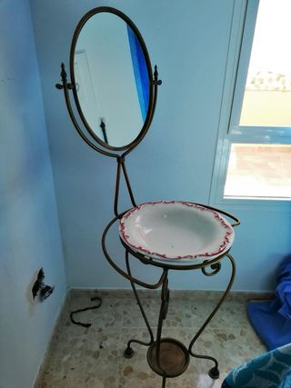Palangana antigua con pie y espejo