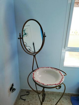 Palangana antigua con pie y espejo