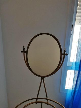 Palangana antigua con pie y espejo