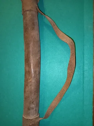 Carcaj de cuero viejo con 2 flechas