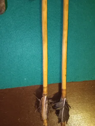 Carcaj de cuero viejo con 2 flechas