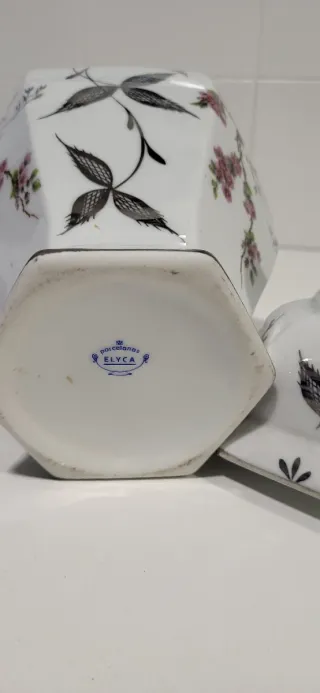 Jarra de porcelana con flores