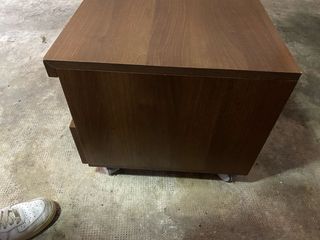 Mueble bajo con ruedas y cajones