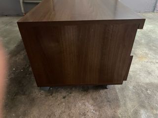 Mueble bajo con ruedas y cajones