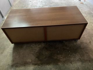 Mueble bajo con ruedas y cajones