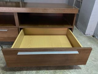 Mueble bajo con ruedas y cajones