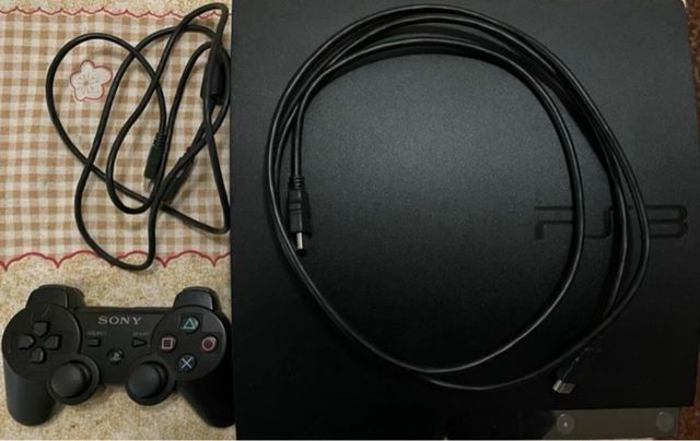 Consola Sony Playstation 3 Negra, mando y cables.
