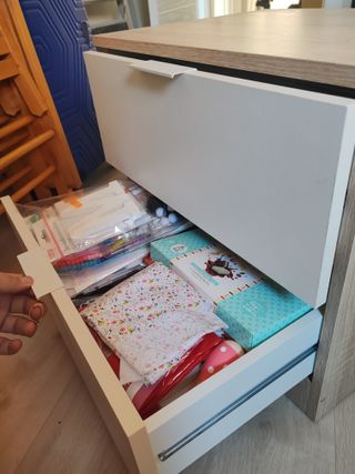 Mesita de noche blanca y madera