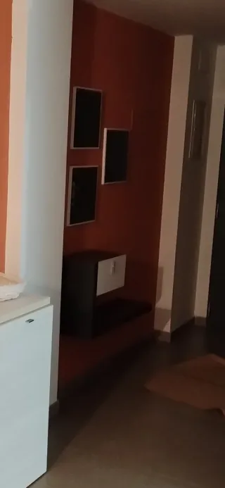 Mueble recibidor y 3 espejos cuadrados