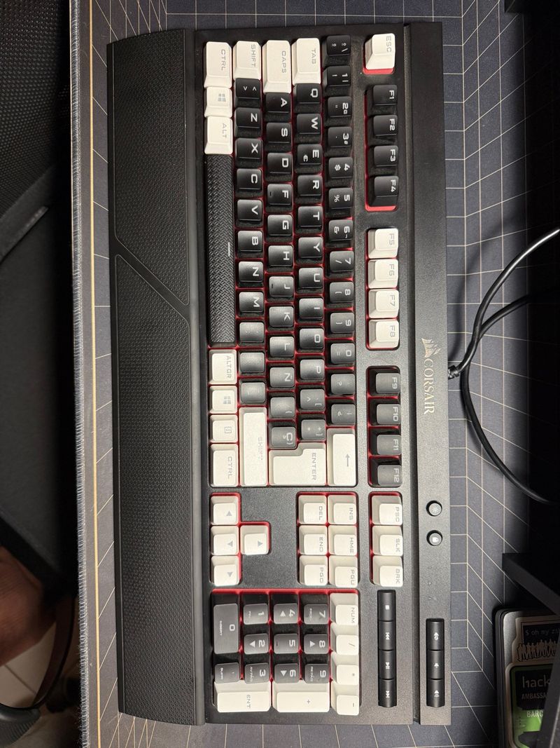 Teclado Mecánico Corsair K68 Cherry MX Red
