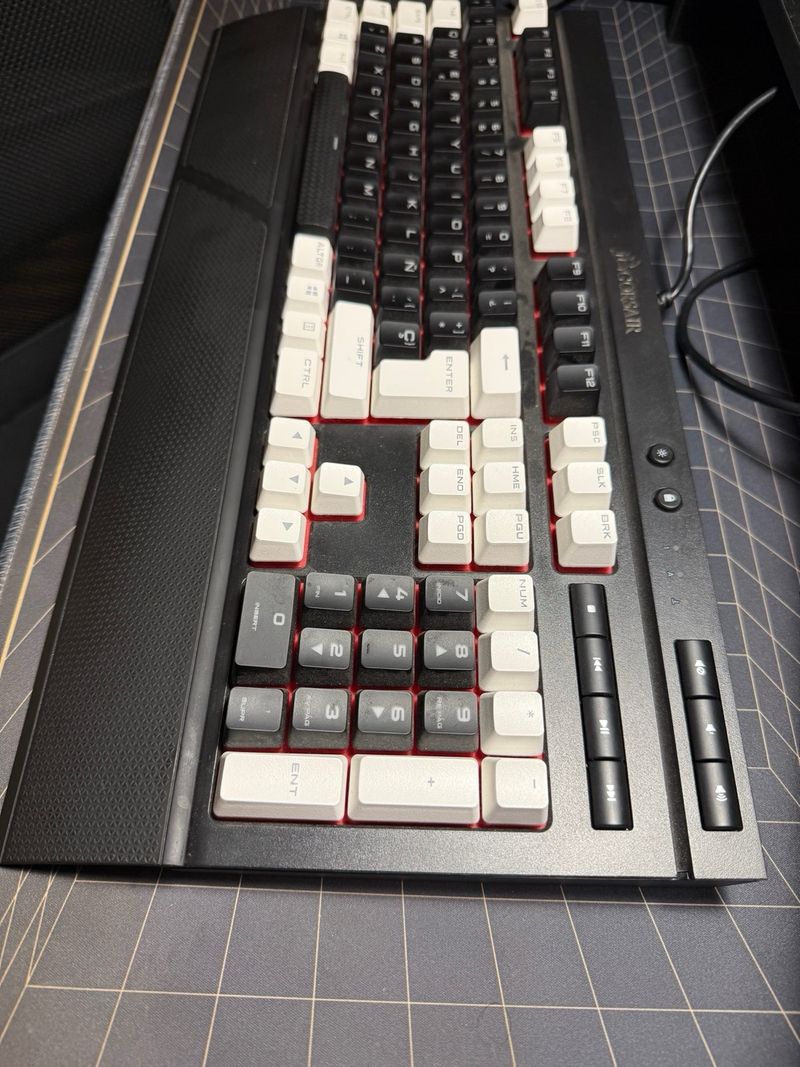 Teclado Mecánico Corsair K68 Cherry MX Red afbeelding 2