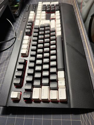Teclado Mecánico Corsair K68 Cherry MX Red