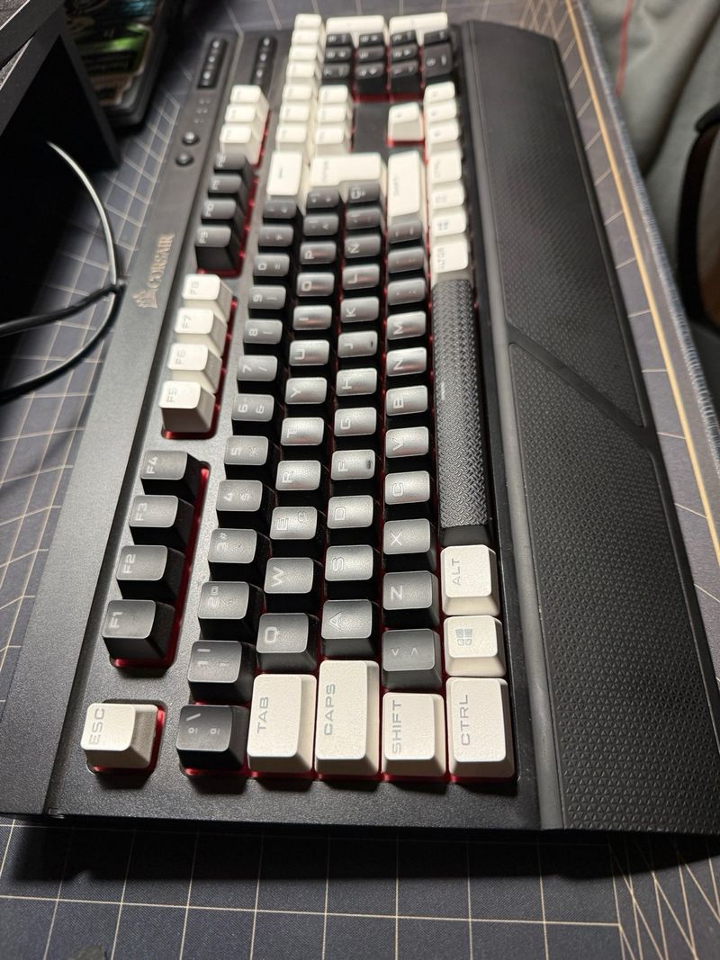 Teclado Mecánico Corsair K68 Cherry MX Red afbeelding 3