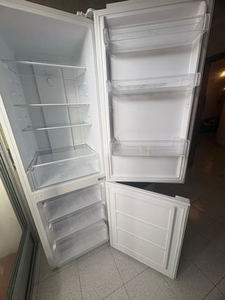 Nevera combi 2 puertas casi nueva