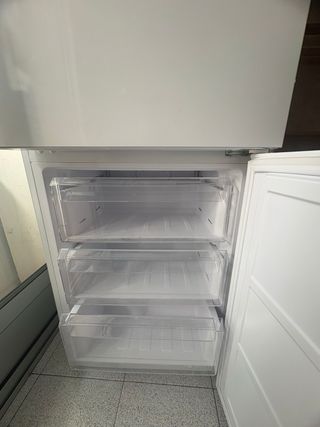 Nevera combi 2 puertas casi nueva