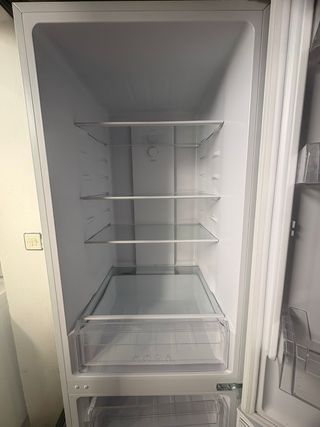 Nevera combi 2 puertas casi nueva