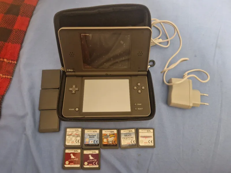 Nintendo DS XL con 6 juegos, cargador lápiz táctil