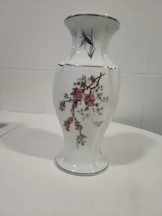 Florero de porcelana blanco y plateado