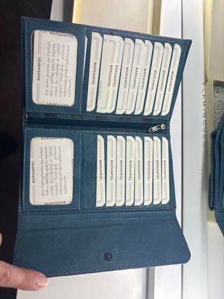 Cartera de piel azul con diseño a cuadros