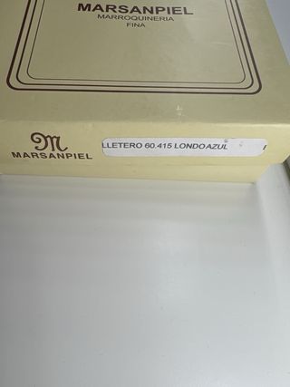 Cartera de piel azul con diseño a cuadros