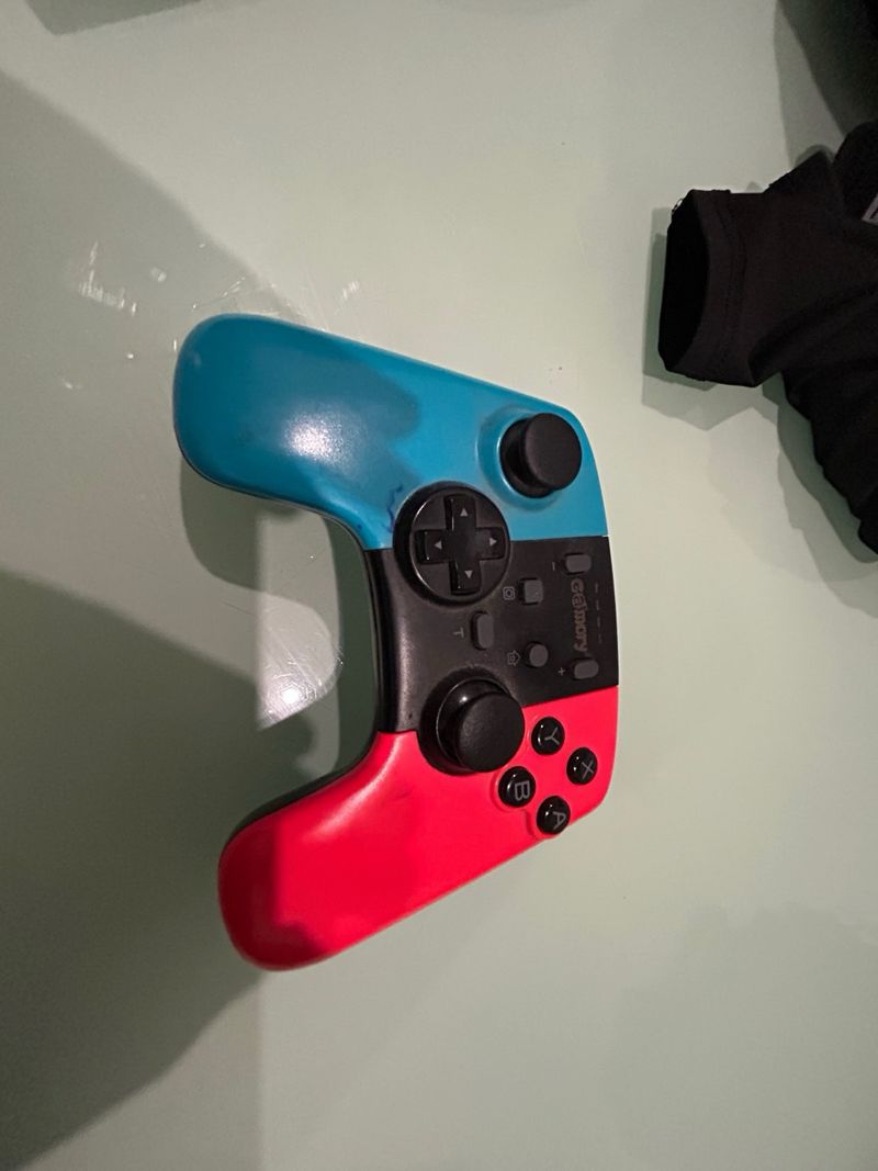 Nintendo Switch con mando azul y rojo afbeelding 2