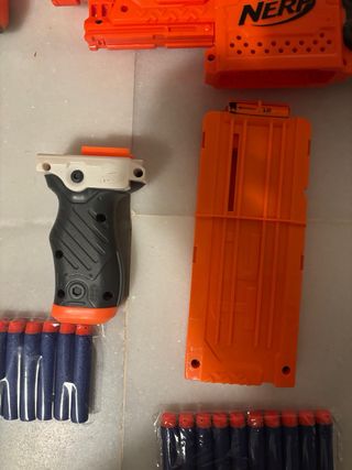 Pistola Nerf con accesorios