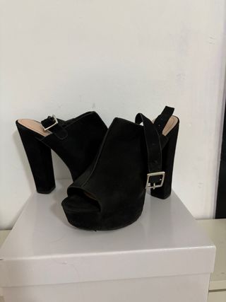 Tacones negros cerrados