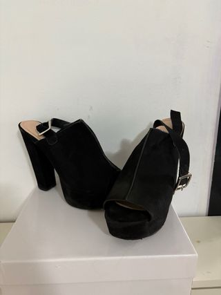 Tacones negros cerrados