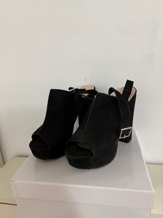 Tacones negros cerrados