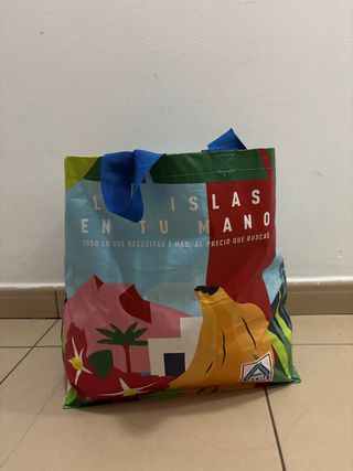 SE DONA. Bolsa con ropa y cosas varias de mujer.