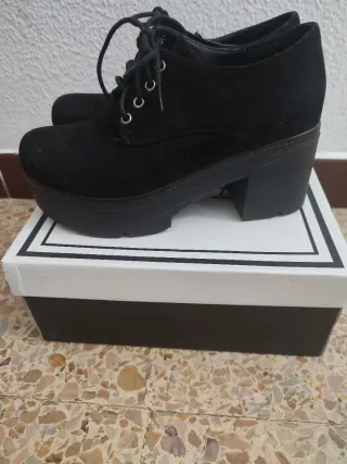 Zapatos negros de plataforma con cordones talla 38