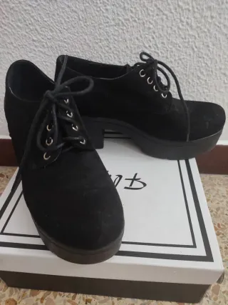 Zapatos negros de plataforma con cordones talla 38